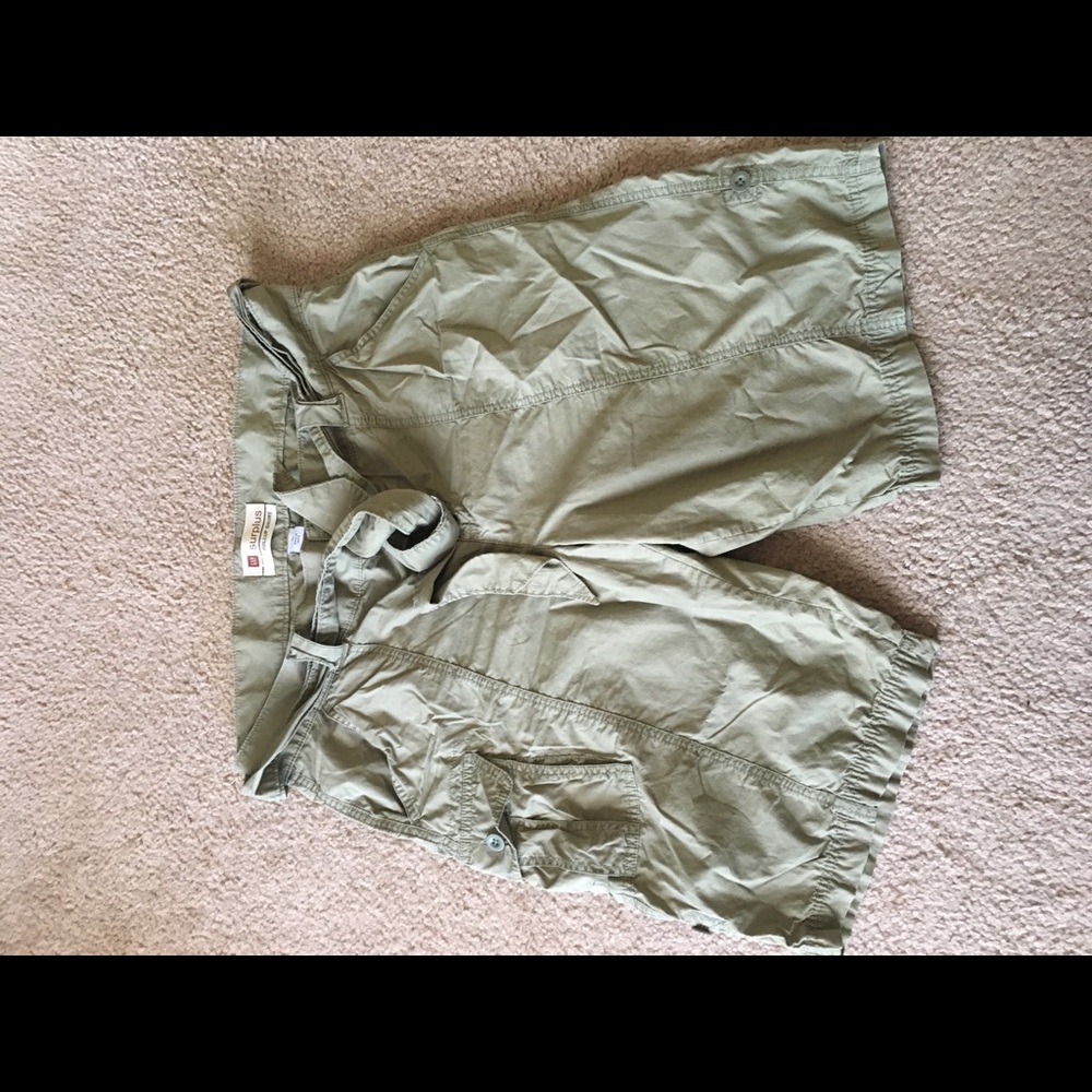 Cargo bermudas.